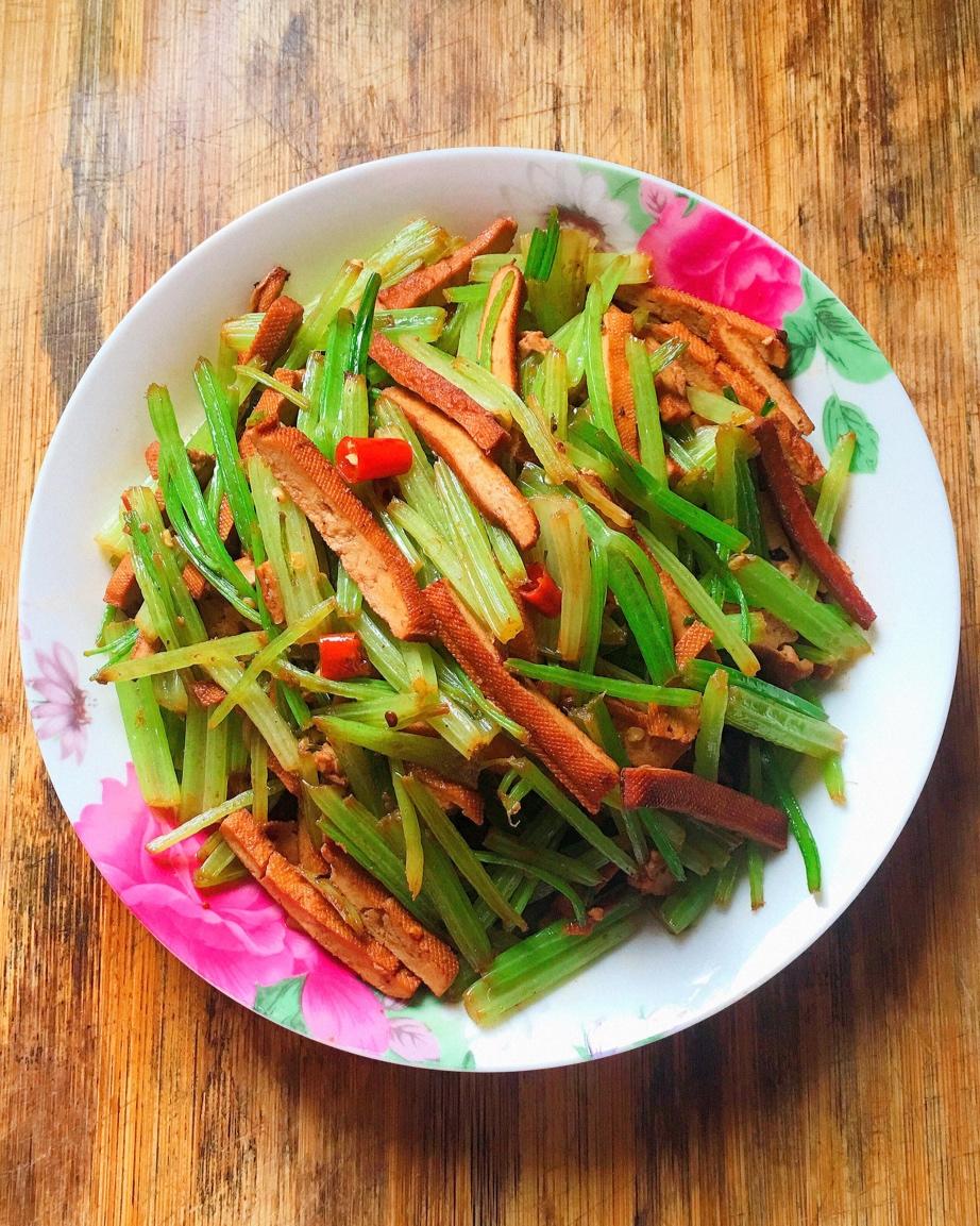 素菜：芹菜炒豆腐干