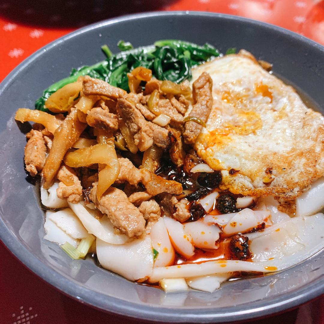 超简单的手工湖南米粉【附极简汤底+榨菜肉丝炒码】