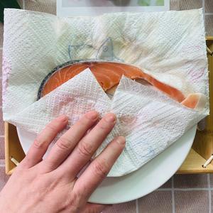可达怡罗勒碎香煎三文鱼排的做法 步骤3