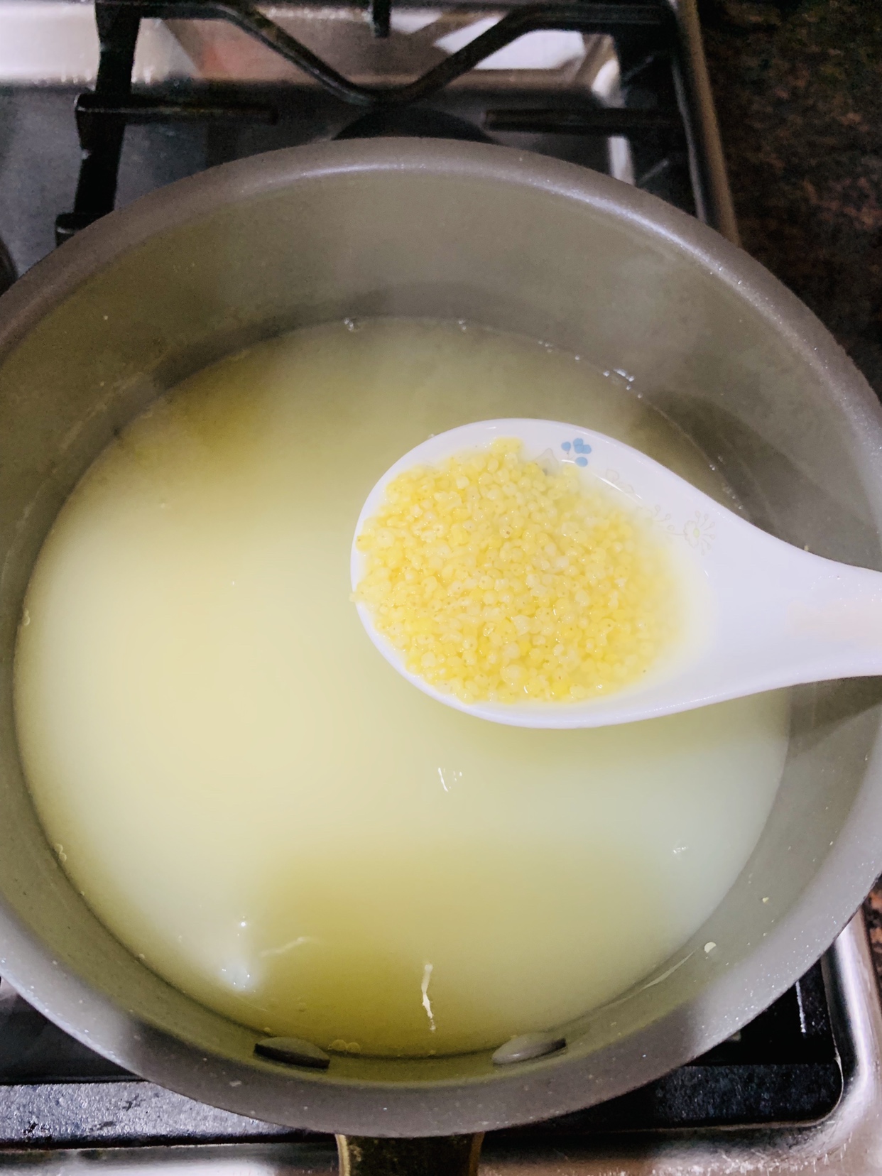 海参小米粥的做法 步骤1