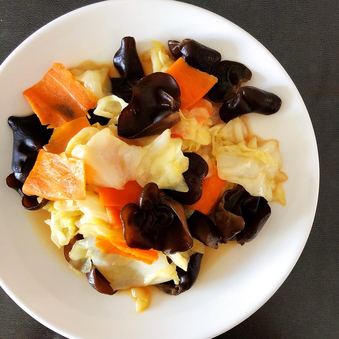 sainansainan做的木耳胡萝卜炒白菜