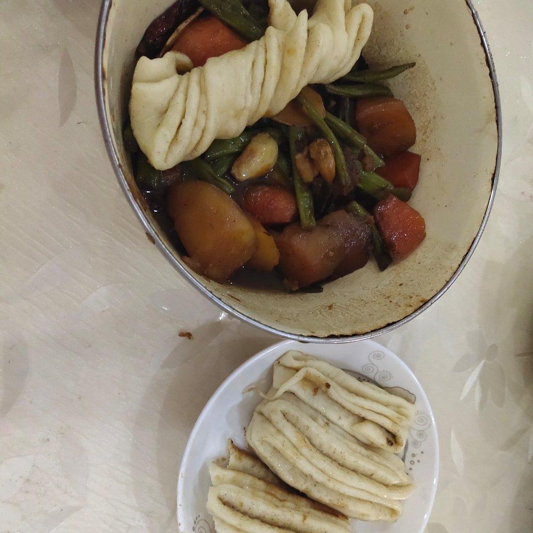 一锅出-豆角土豆玉米五花肉卷子