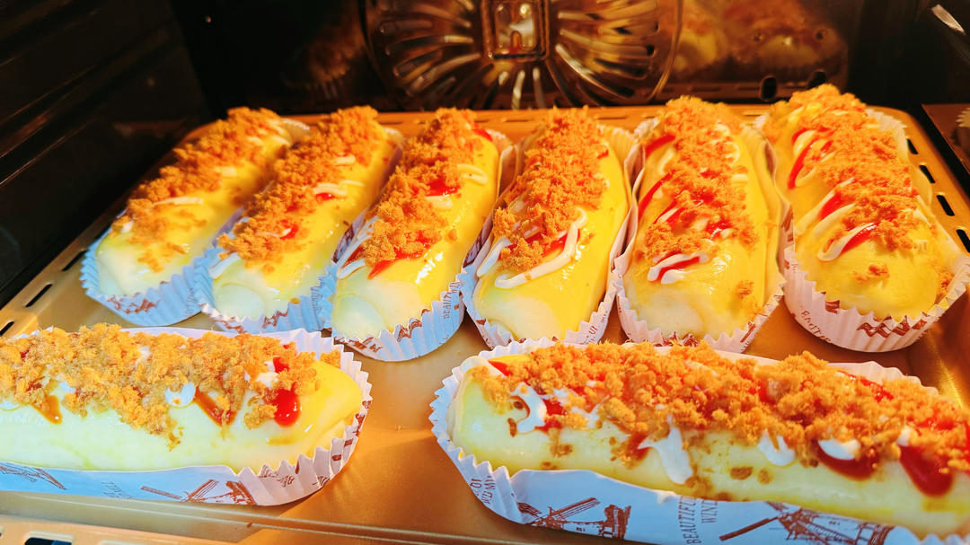 超级好吃的香葱烤肠肉松沙拉酱面包