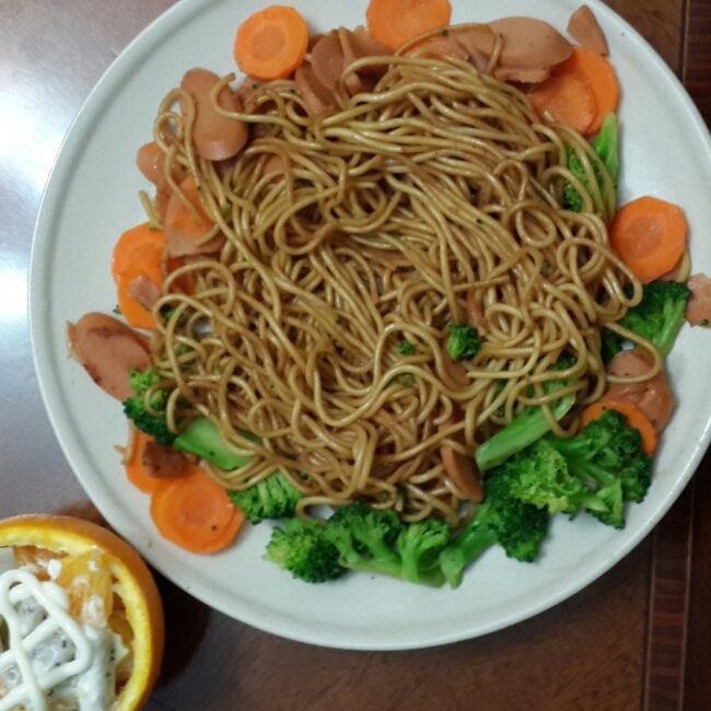 香肠鸡蛋炒面