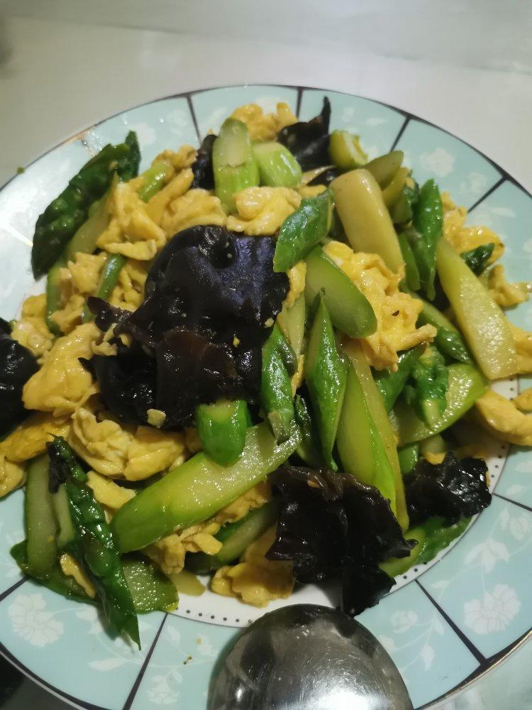 芦笋木耳炒鸡蛋