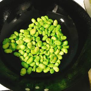应季的味道，春末夏初，分分钟搞定清香鲜嫩----蚕豆炒韭菜的做法 步骤4