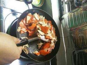 鸡腿菇红萝卜炒肉的做法 步骤3