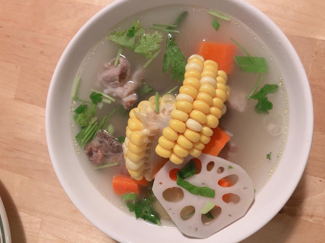 胡萝卜玉米排骨汤