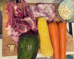 青萝卜玉米瘦肉煲猪骨的做法 步骤1