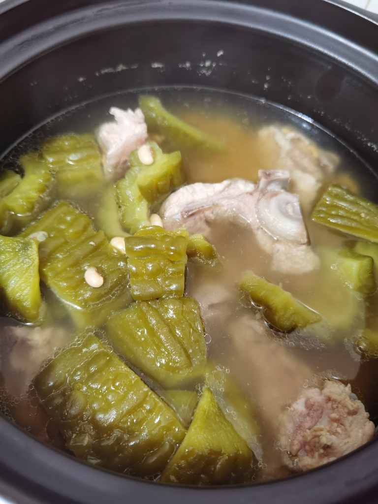 苦瓜猪骨祛火汤的做法
