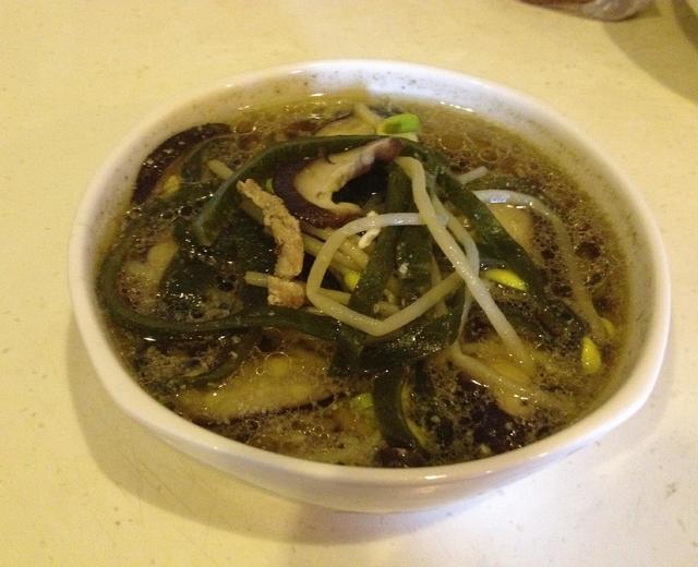 豆芽海带香菇肉丝汤的做法