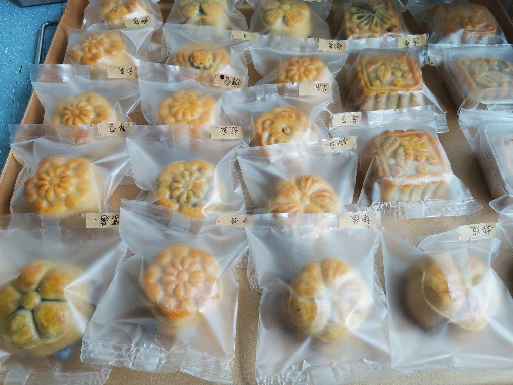 新手也能一次成功的广式月饼，自制醇香黑芝麻馅儿，饼皮好包不开裂不谢脚