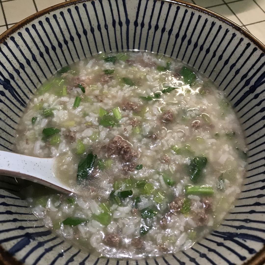 养生清淡的芹菜牛肉粥的做法