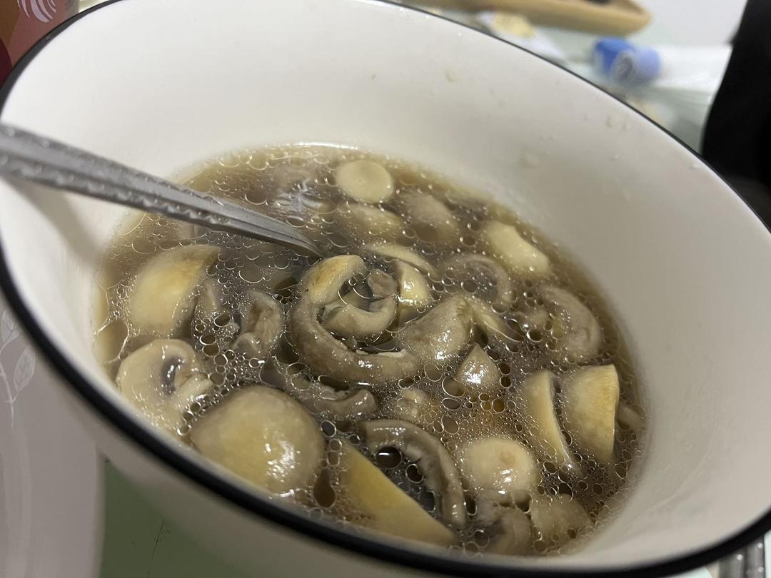 鲜掉眉毛口蘑汤