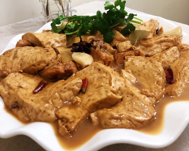鱼头煲豆腐—在家也能吃上农家乐的铁锅炖鱼炖豆腐的做法