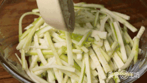 丝瓜烙饼&流沙海鲜菇-创意丝瓜吃法的做法 步骤2