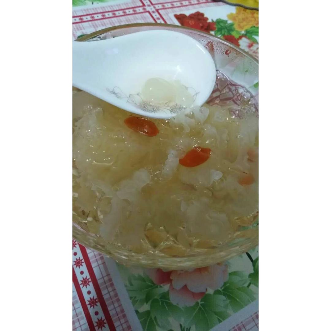 雪莲子银耳糖水