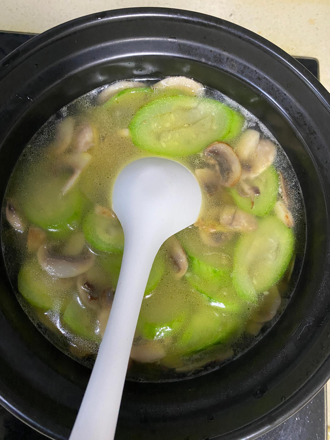 汤鲜味美！适合天热喝的刮油神汤～丝瓜蘑菇汤