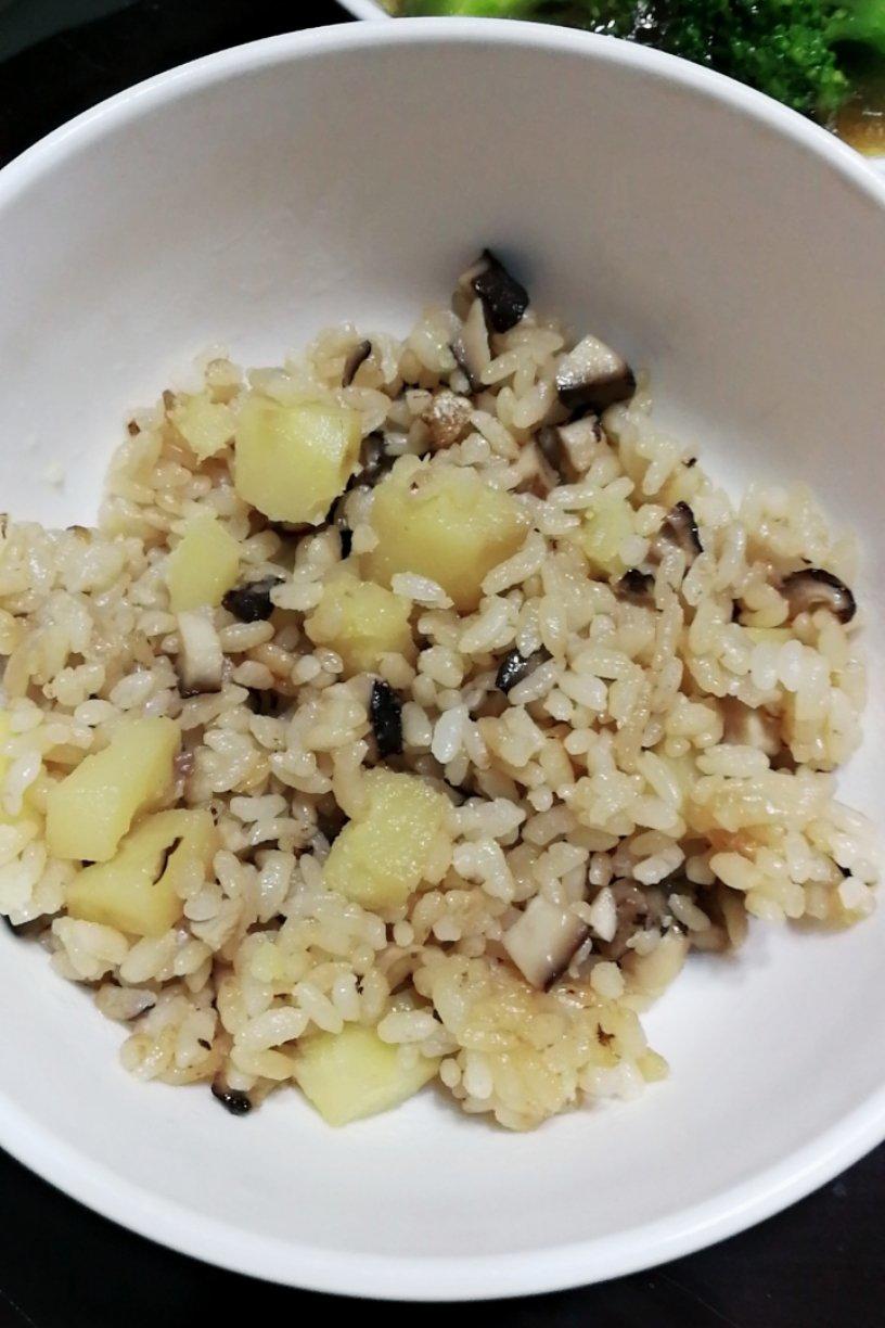 香菇土豆焖饭(电饭煲版）