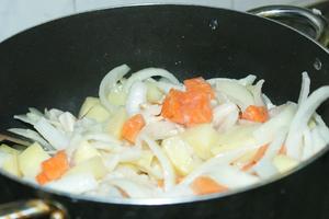咖喱土豆胡萝卜鸡胸肉的做法 步骤3