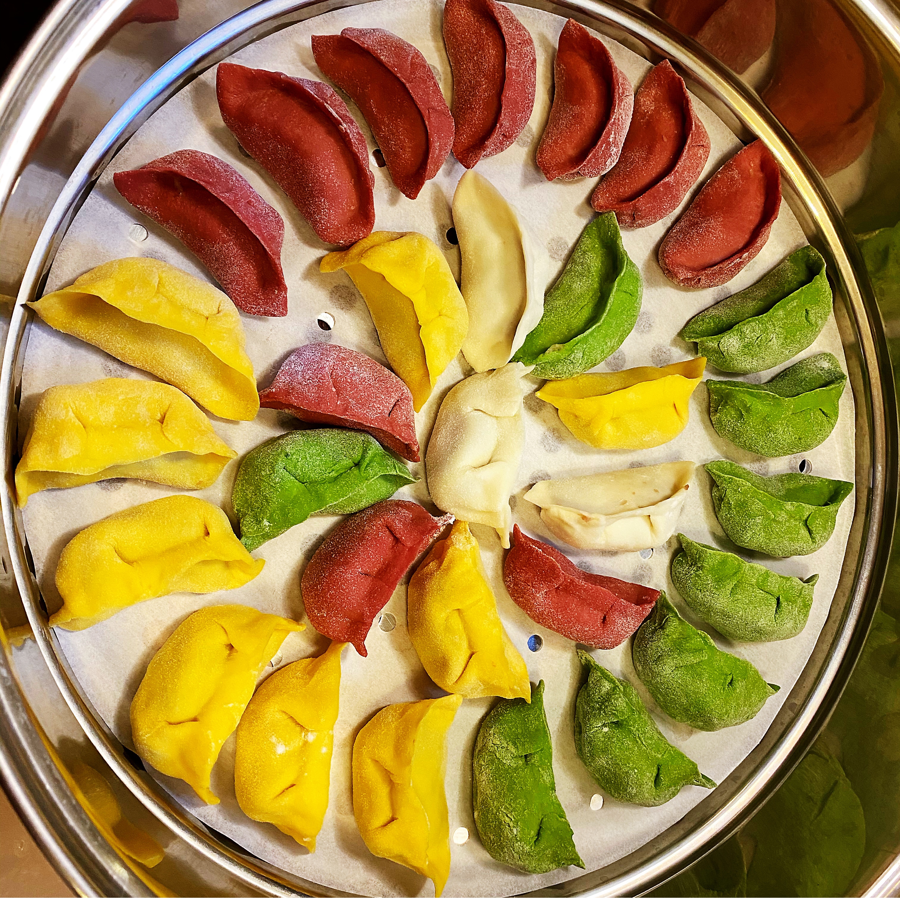 炫厨艺又好吃的彩色饺子的做法