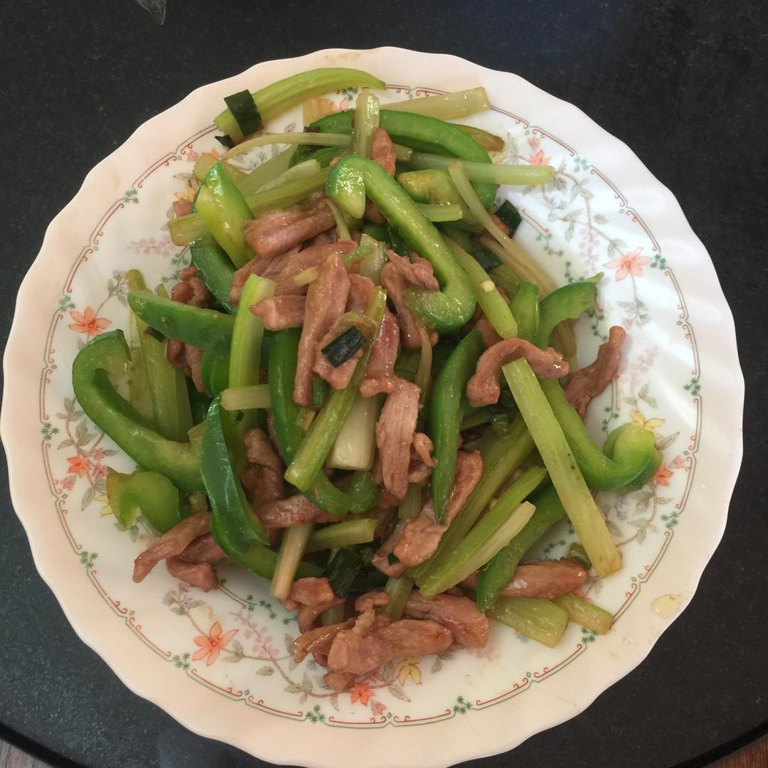 青椒芹菜炒肉