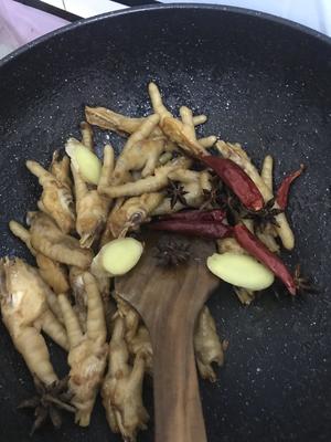 土豆炖鸡爪，入口即化砂锅版的做法 步骤4