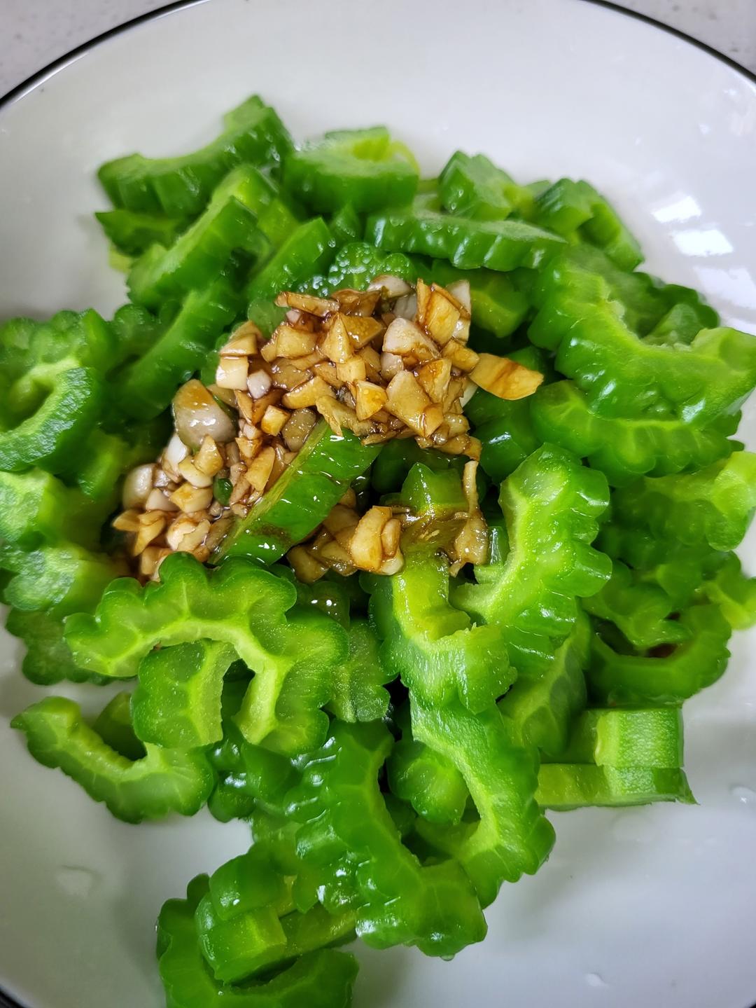 凉拌苦瓜(色碧、味脆)