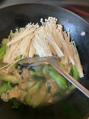 丝瓜 青菜 金针菇 素肠 汤的做法 步骤10