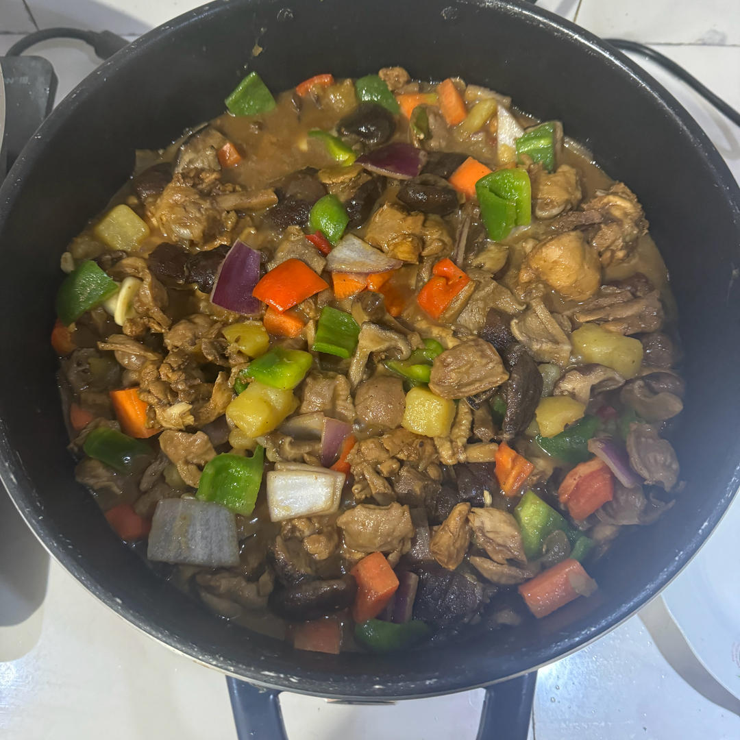 香菇炖鸡腿肉土豆
