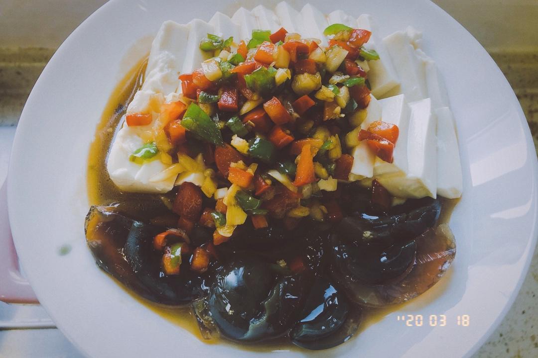 双椒拌皮蛋豆腐