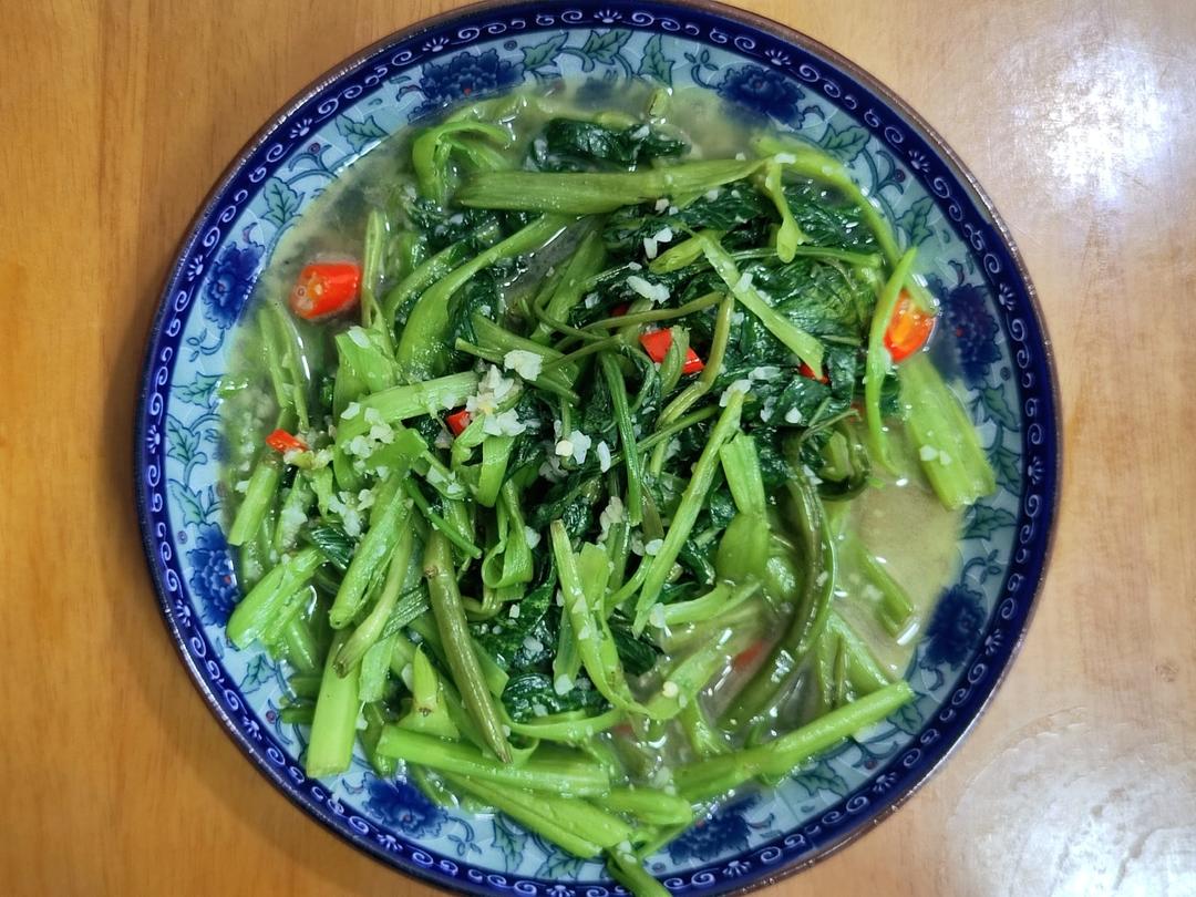 厨师长教你：“蒜爆空心菜”的家常做法，蒜香浓郁，口感爽脆