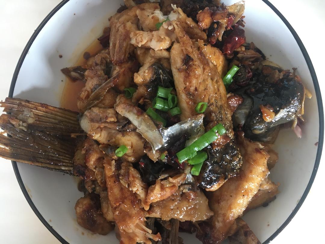 国庆小长假厨师长教你：“干锅鲤鱼”的做法，鱼肉鲜嫩，香辣爽口，赶紧学做起来露一手！