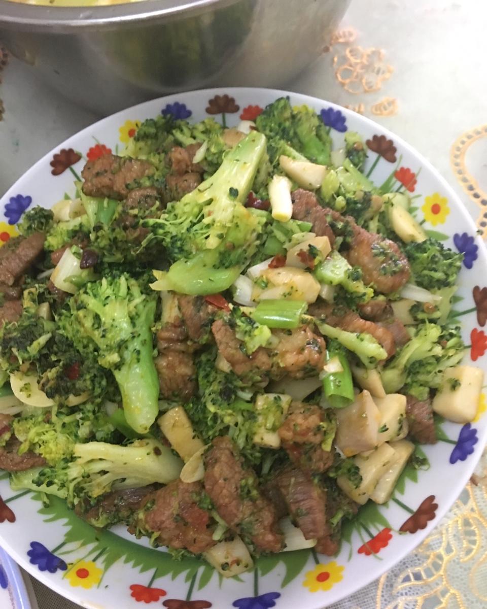 西兰花杏鲍菇炒黑椒牛肉粒