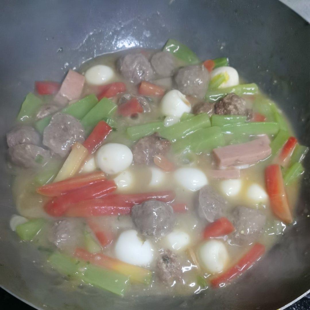 鹌鹑蛋、莴笋头、胡萝卜🥕清烧油炸猪肉丸子