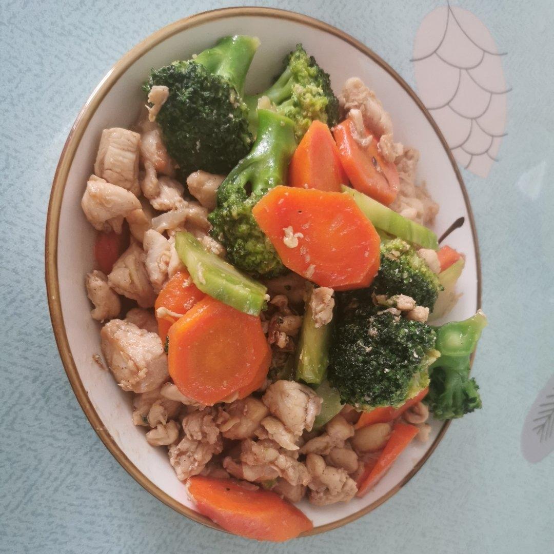 健康低脂家常菜—鸡胸肉炒西兰花