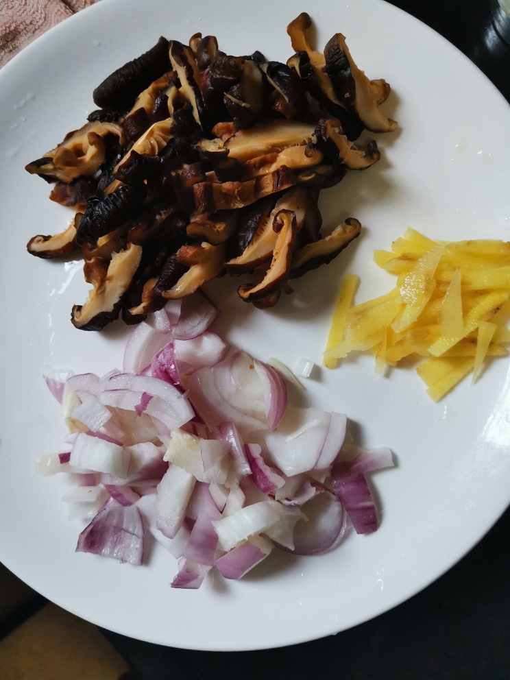 香菇鸡肉焖饭的做法 步骤3