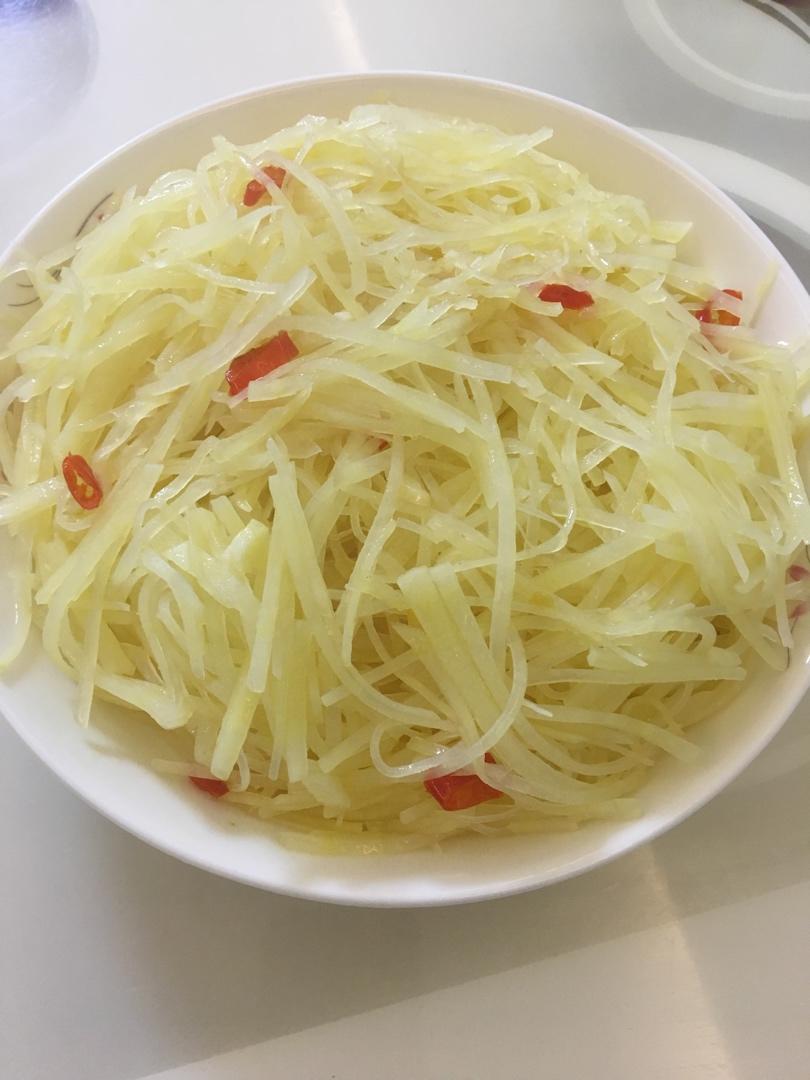 酸辣土豆丝的正宗做法，学会这三个技巧，土豆丝脆爽又下饭
