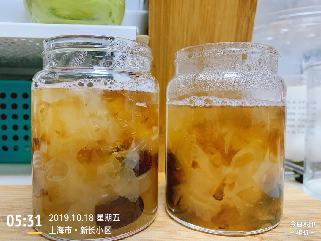 美容润肤 益气补血《桃胶皂角米百合银耳红枣羹》