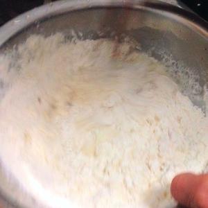 面粉鸡蛋薄饼 葱油甜面饼的做法 步骤2