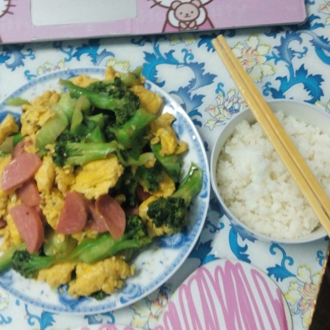 {☀快手晚餐☀}火腿肠滑蛋西兰花