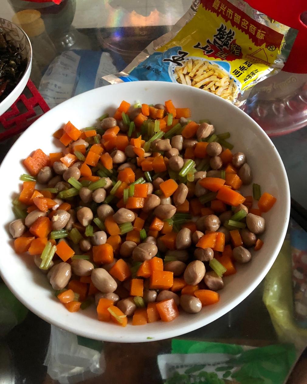 凉拌芹菜花生米胡萝卜