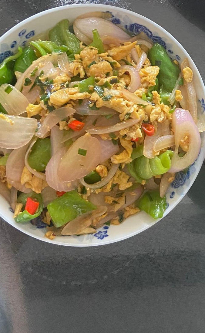 洋葱木耳青椒炒鸡蛋  简单又美味
