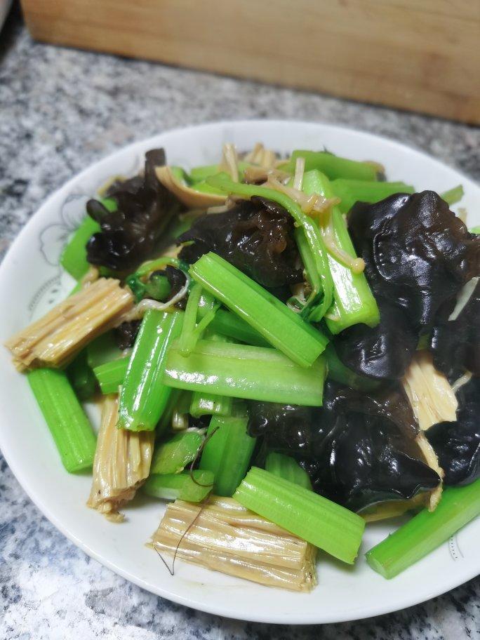 芹菜木耳炒鸡蛋