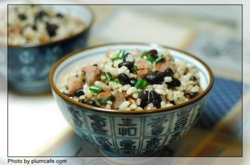 叉烧黑豆糙米炒饭的做法