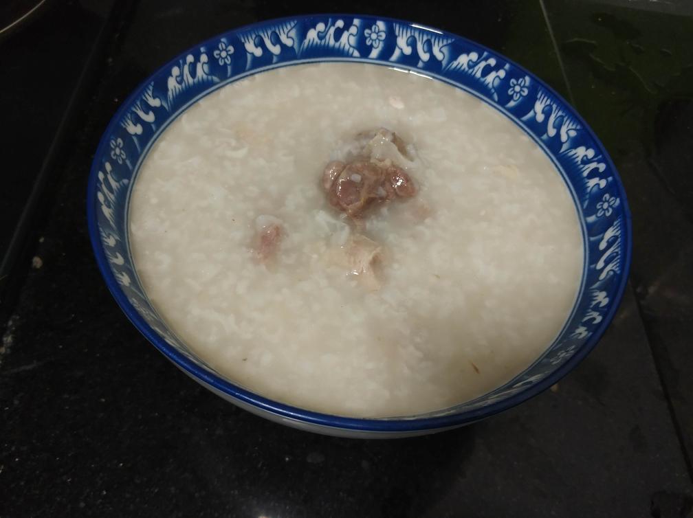 下火咸猪骨粥的做法