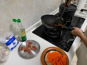 腊肠炒胡萝卜的做法 步骤3