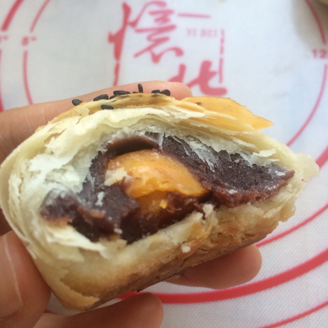 萌得掉渣渣的蛋黄酥