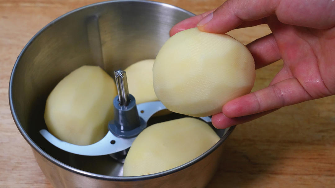 把土豆丢绞肉机里绞一绞，出锅就成夜市爆火的小吃，外酥里嫩