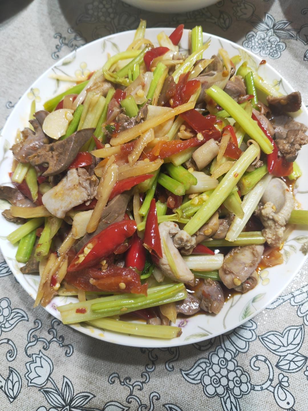 泡椒炒鸡杂